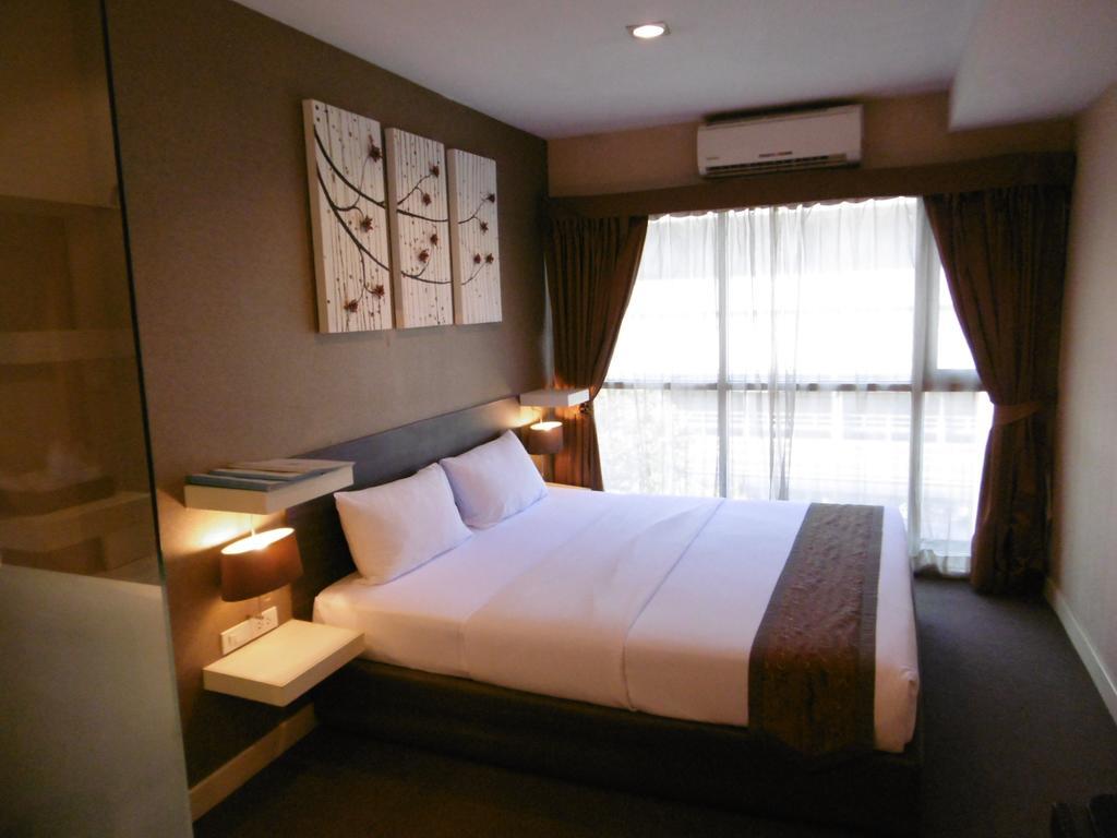 The Green Bells Bangkok Bagian luar foto